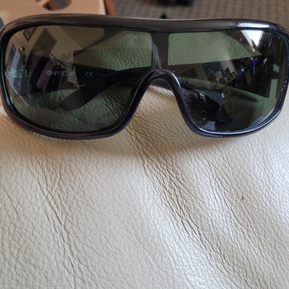 Vogue Black Glasses Sleek Modern Design - Picture 6 of 6